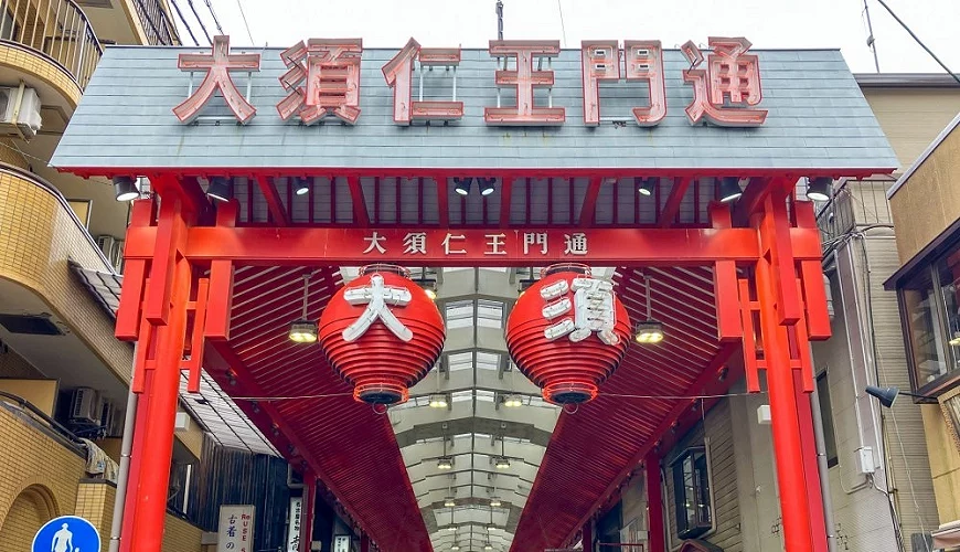 掛著紅燈籠的大須商店街
