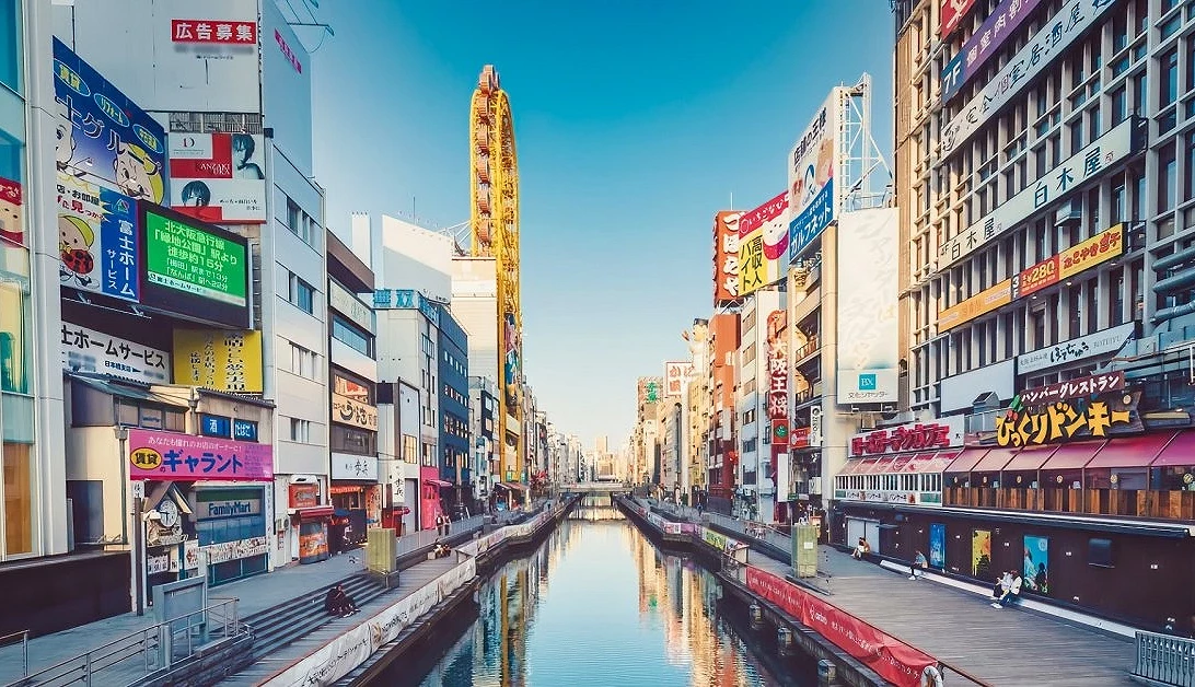 大阪市中央區的道頓堀夜景。有霓虹招牌、河道與商店街