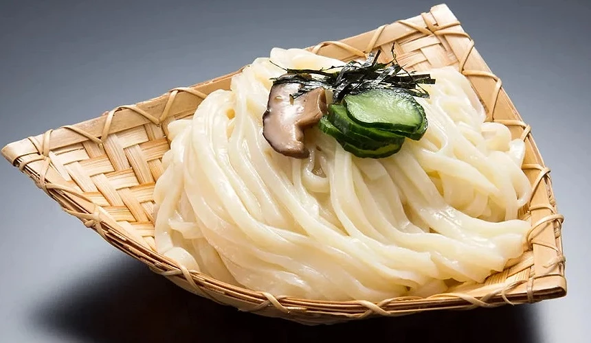 乌龙面放在竹篓上