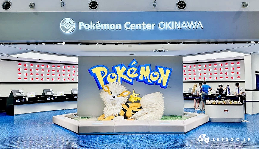 「Pokémon Center Okinawa 沖繩寶可夢中心」店舖入口處有風速狗與皮卡丘的大型雕像<br>攝影:Angie