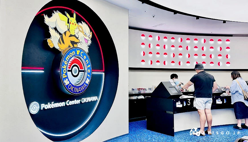 外國觀光旅客在店內結帳櫃檯即可辦理免稅手續,一旁還有風速狗與皮卡丘的造型牆可拍照<br>攝影:Angie