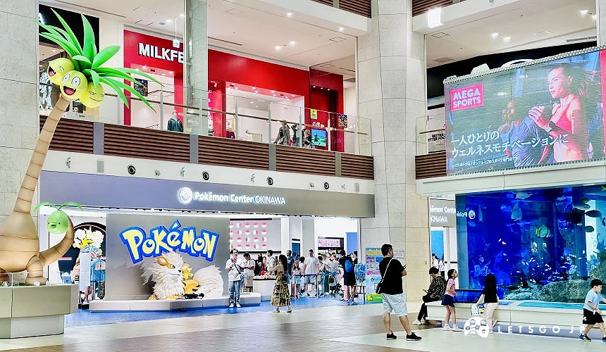 「沖繩寶可夢中心」就位於大型水槽旁,入口處有風速狗雕像和阿羅拉椰蛋樹<br>攝影:Angie