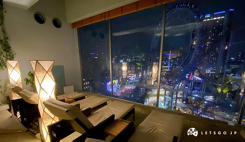 邊泡露天風呂邊欣賞眼前巨蛋、摩天輪勾勒出的絕美夜景