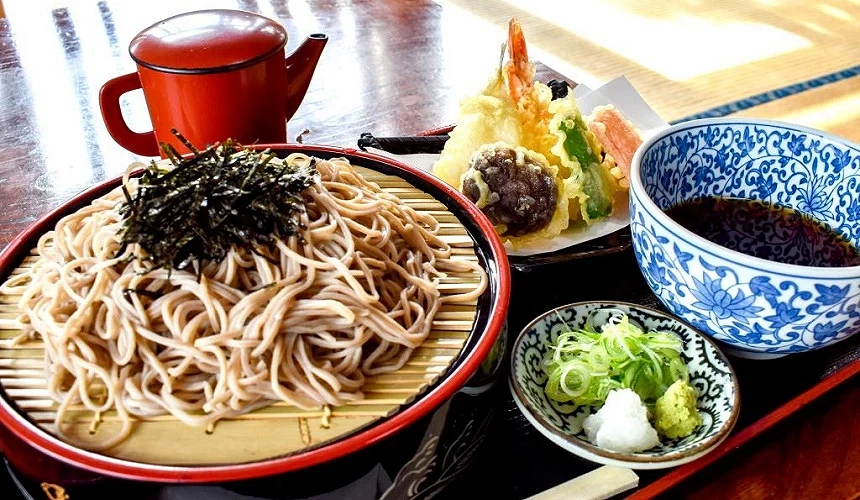 麺處びわ的天婦羅與蕎麥麵套餐