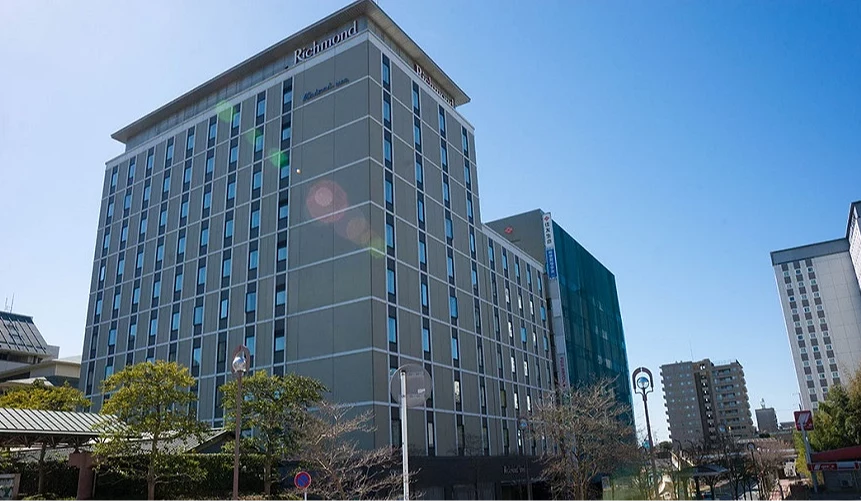 藍天下的成田里士滿飯店外觀