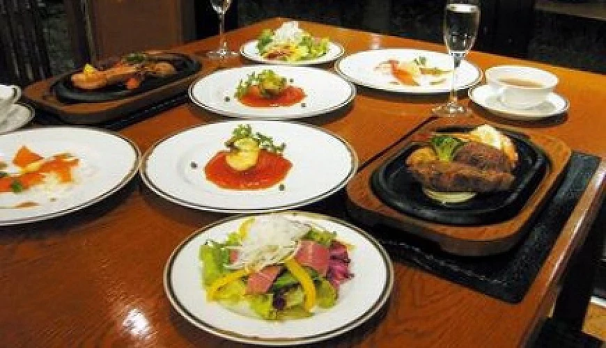 包含沙拉、甜點等的牛排套餐