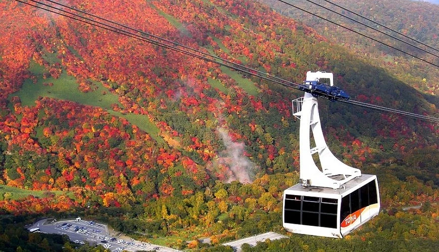 纜車駛過遍山紅葉