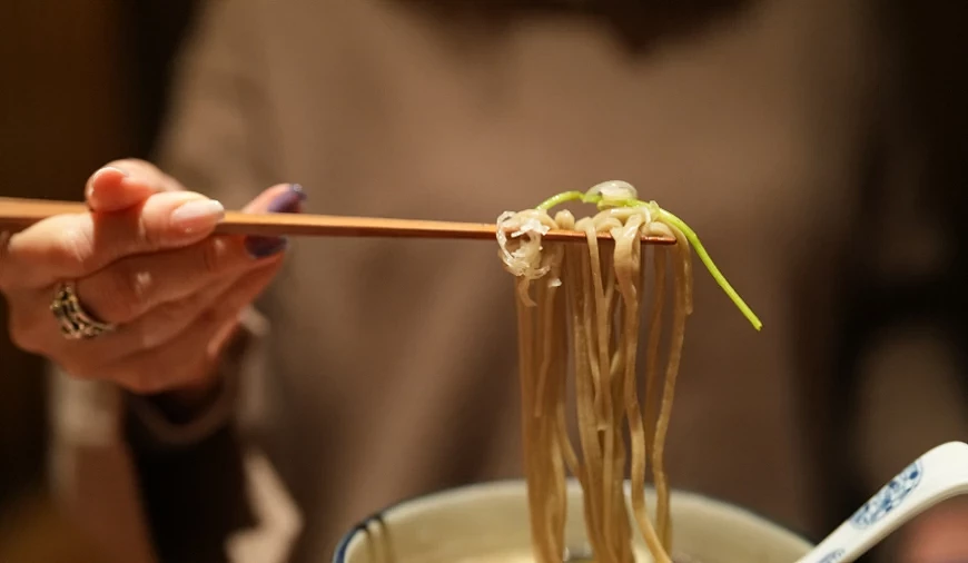 女性品嘗蕎麥麵