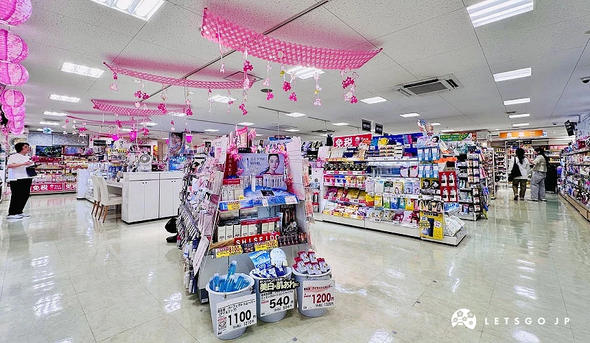 「SUGI藥局四条河原町店」品項豐富,寬敞好逛<br>攝影:Angie