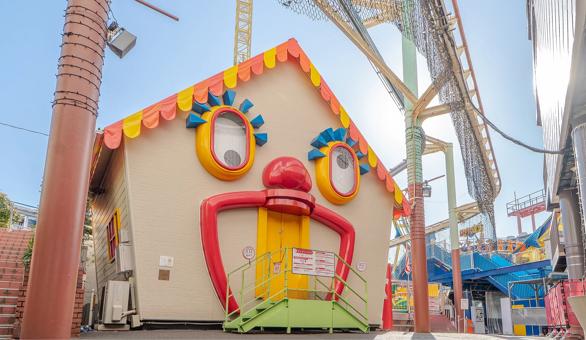 五角形的小房子,房子外牆有眼子、鼻子、嘴巴等裝飾,拼起來是一張逗趣的小丑臉