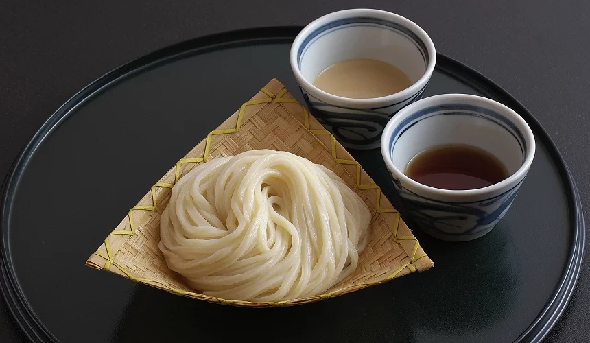 乌龙面与芝麻和酱油沾酱