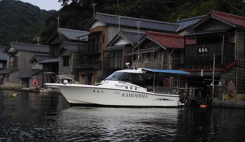 停靠在舟屋旁的伊根灣海上計程車
