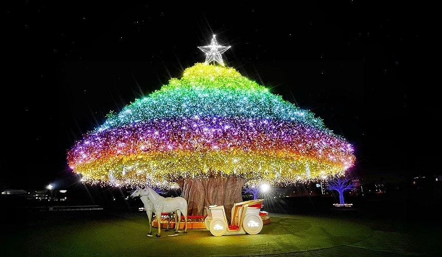 由彩虹般渐层的点灯组成,如一颗巨大的圣诞树。