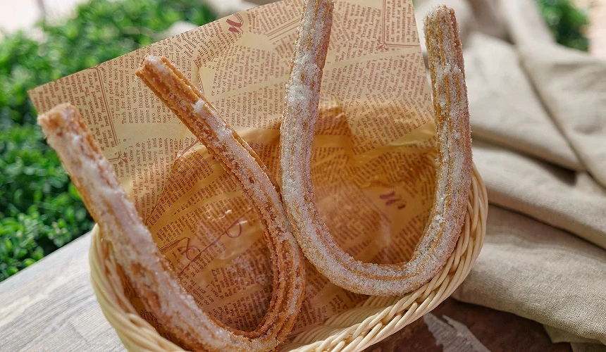 装在藤编篮中的马蹄造型吉拿棒。