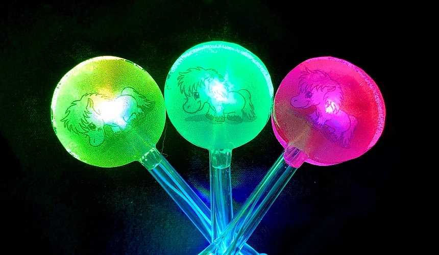 三个球状的发光发光糖果,有绿色和粉色