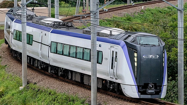行駛中的特急富士回遊列車