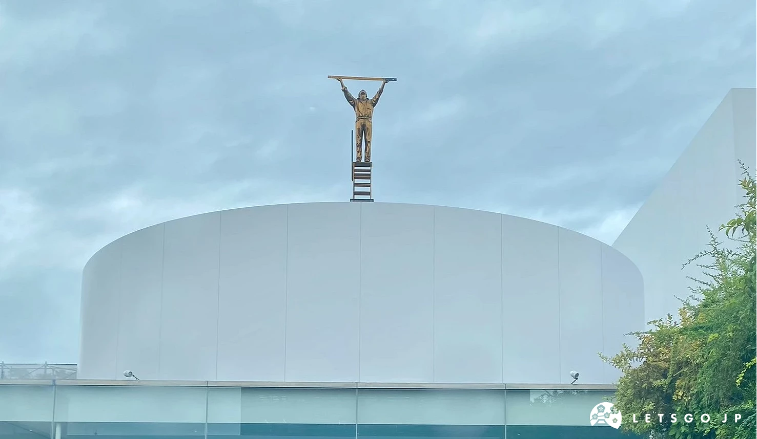 在建築物上的測量雲的男子(Jan Fabre)