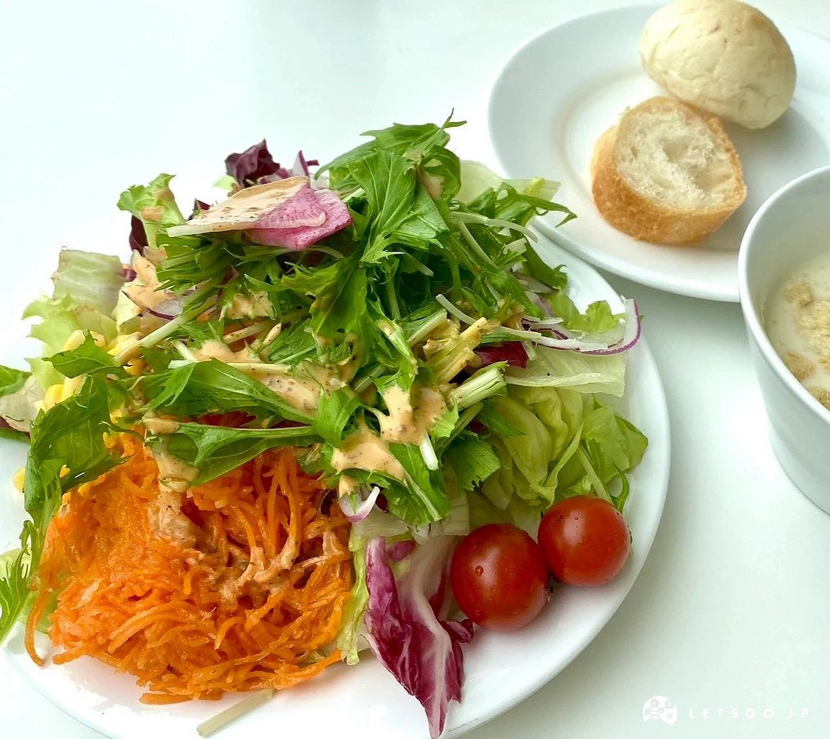 有沙拉、麵包、湯