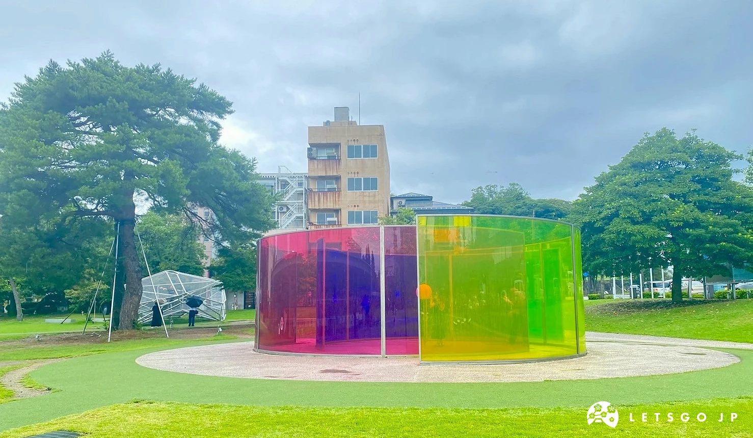 圓形小屋(Colour activity house)外觀,由紅、黃、藍三色透明玻璃組成