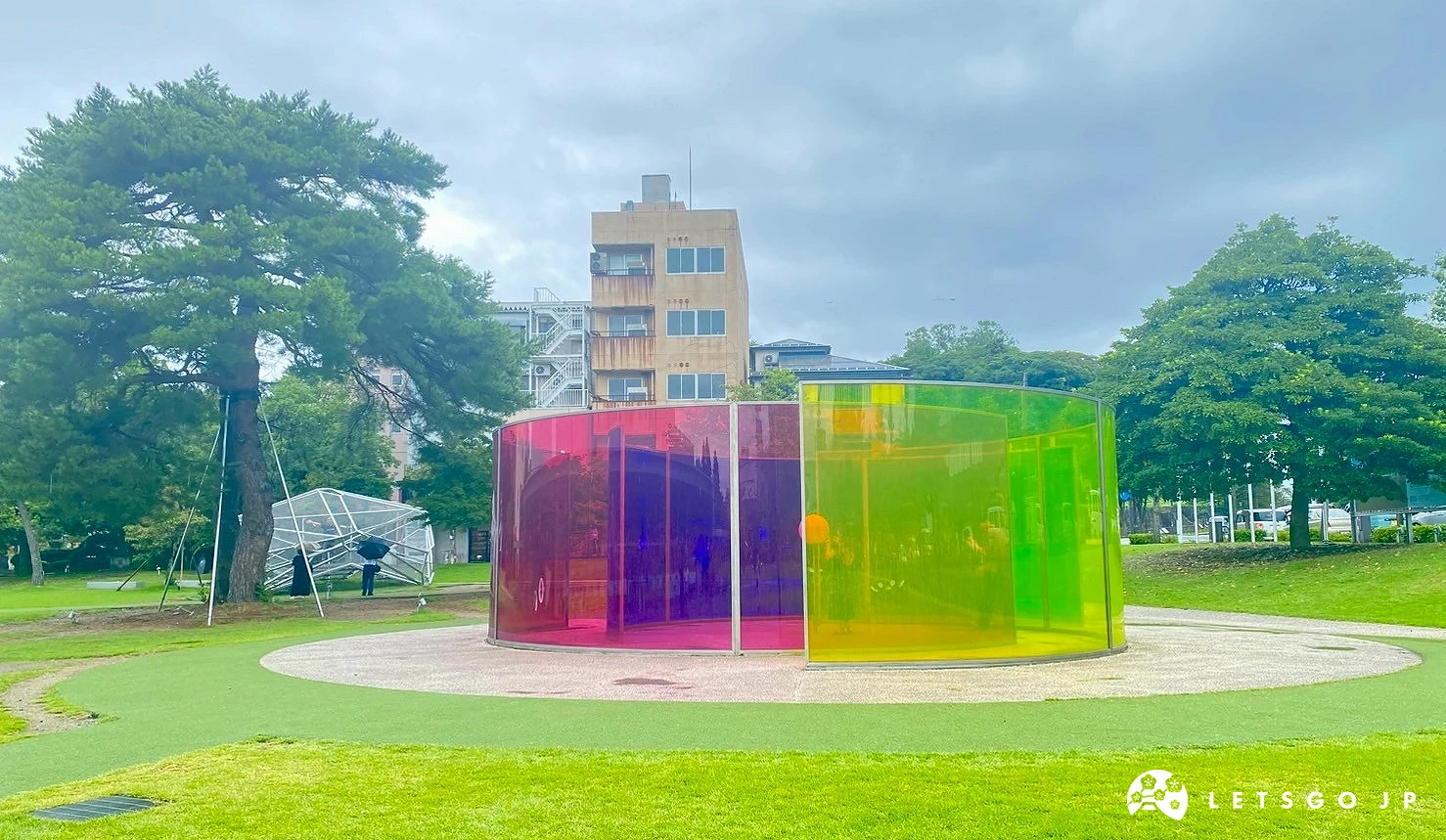 三原色圓形小屋(Colour activity house)外觀,由紅、黃、藍三色透明玻璃組成