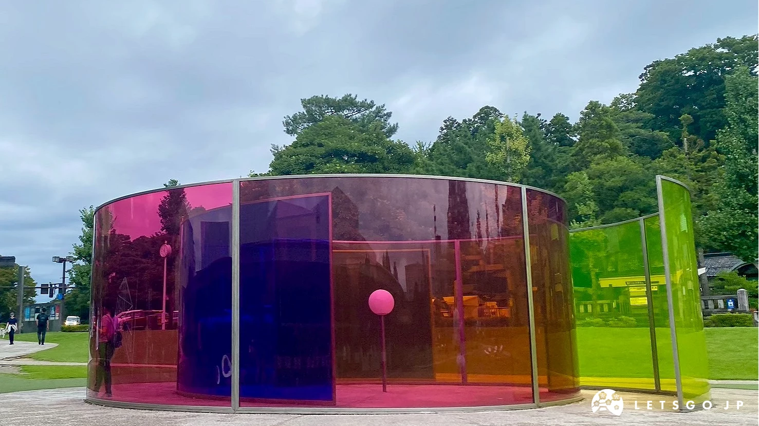 圓形小屋(Colour activity house)外觀,由紅、黃、藍三色透明玻璃組成