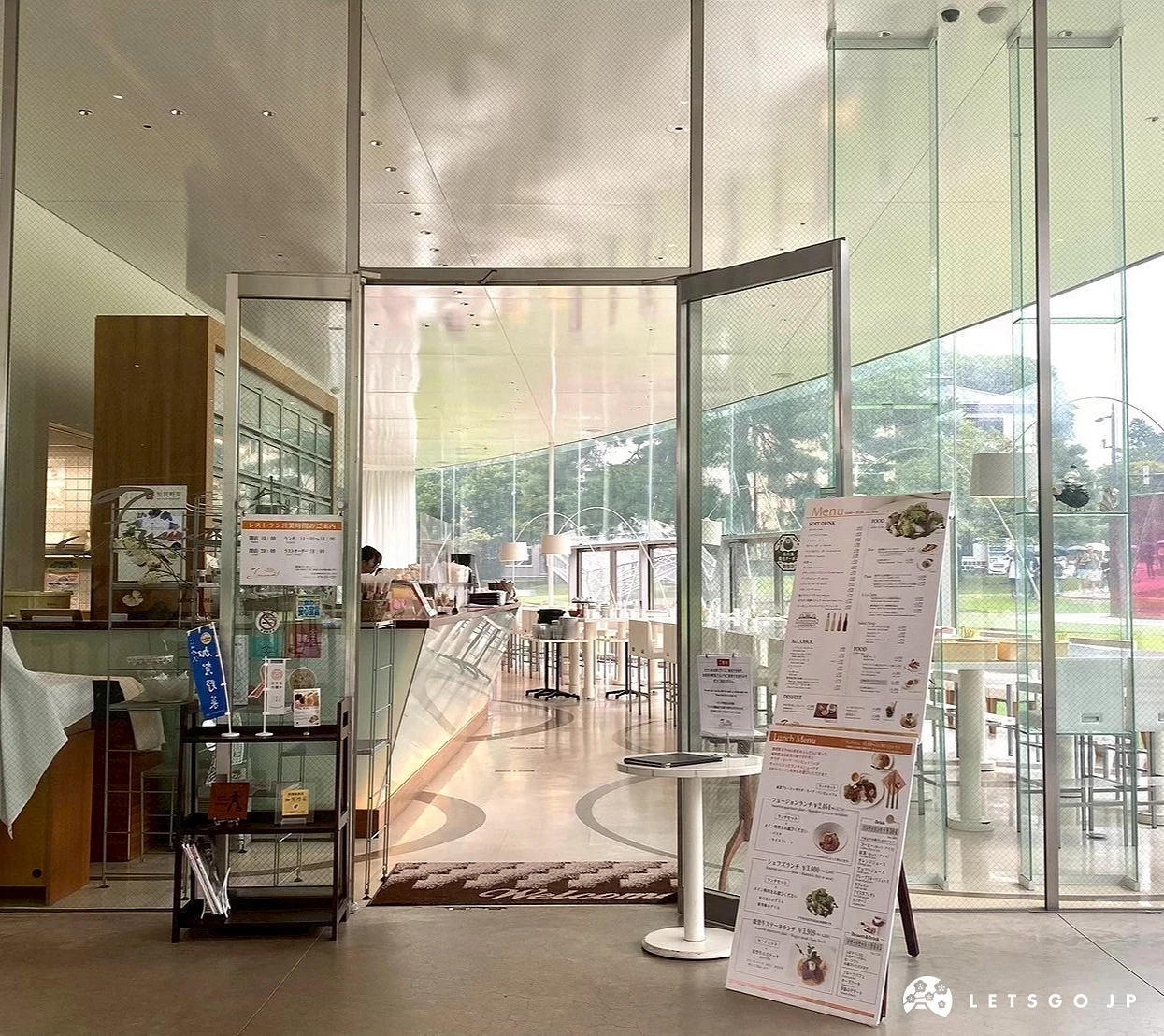 從室內入口看的Fusion21餐廳外觀