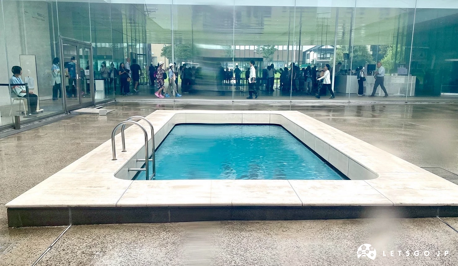 長方形《游泳池》上方水面