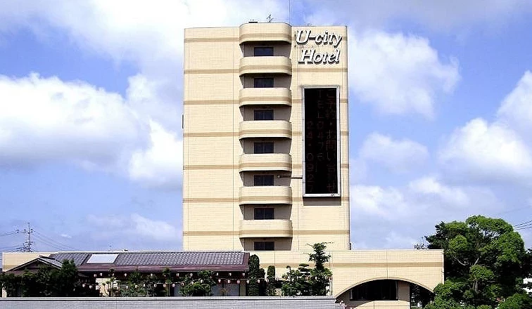 藍天下的成田U-City飯店外觀