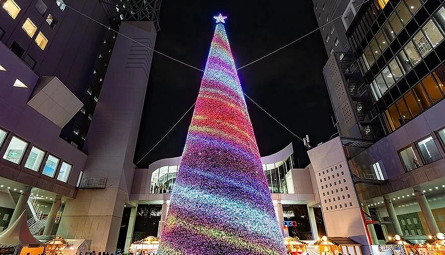 高達25公尺、由約13萬顆LED燈點綴的巨型聖誕樹