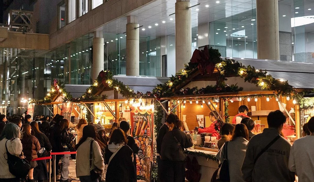 聖誕市集的店家前聚集了不少人潮