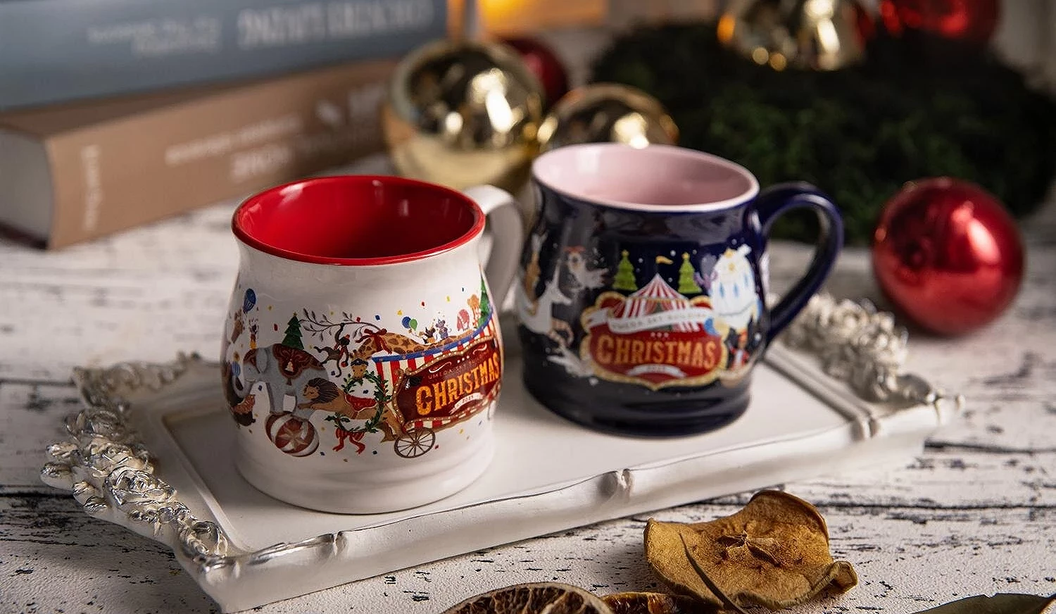 充滿聖誕節圖案的杯子