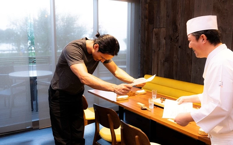 男性領取握壽司體驗證書