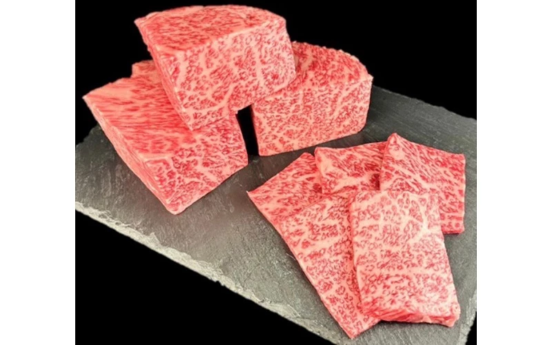 厚切帶細緻油花的生牛肉塊擺放在石板上