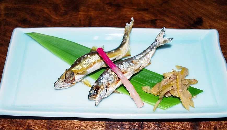 烤香魚盛裝於盤中