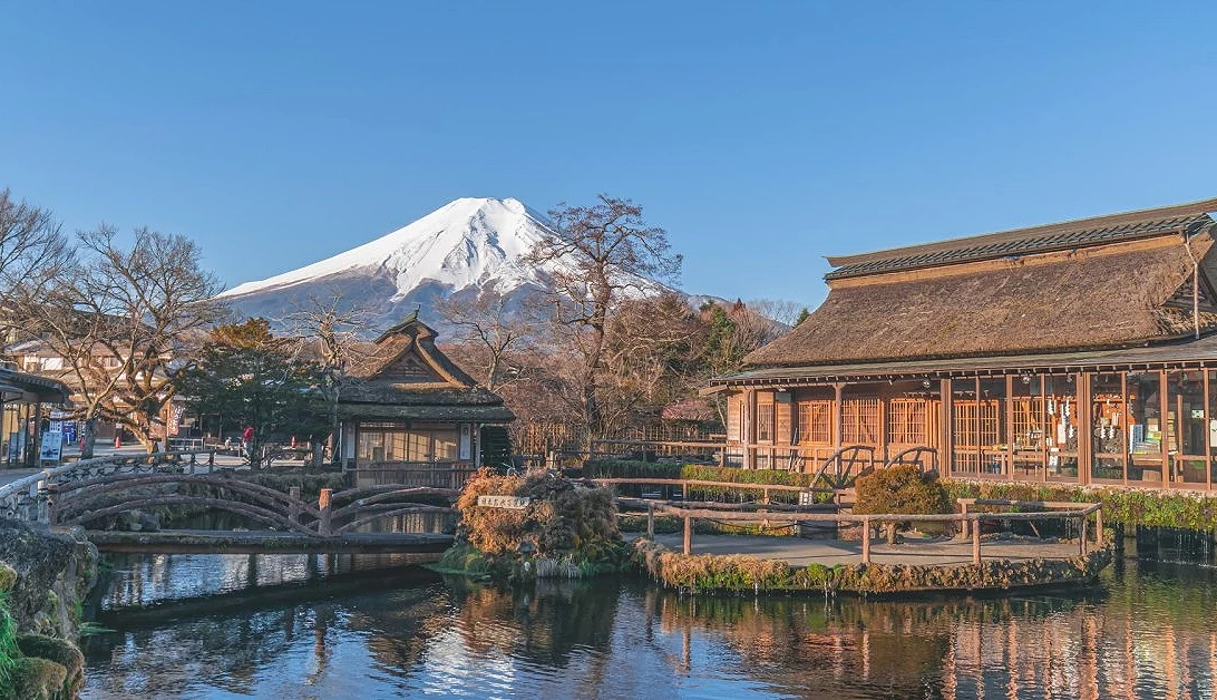 晴朗天氣下的忍野八海風景,水池與倒映的山景、藍天白雲