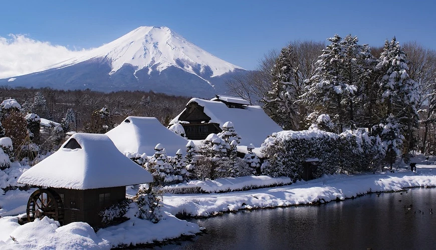 忍野八海冬季積雪的茅草屋與富士山
