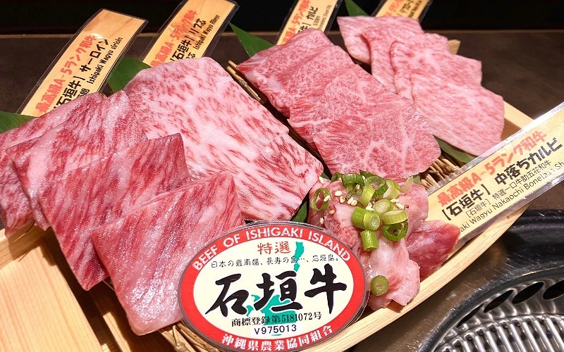 各部位石垣牛牛肉片整齊排放於木盤上，附有部位名稱標籤