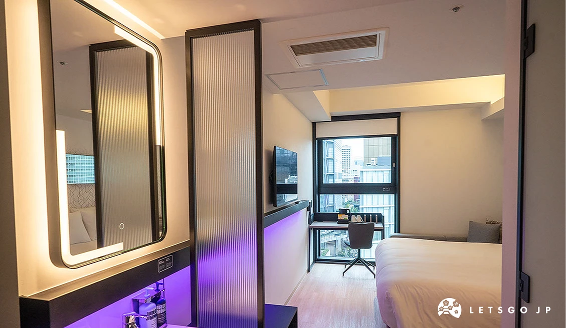 洗手台也設有明亮的燈光