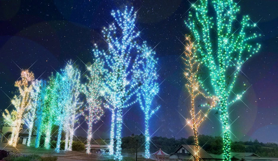 大阪「收获之丘」园内的树木被蓝绿色灯光点亮,在星空下闪耀,营造梦幻的冬夜气氛