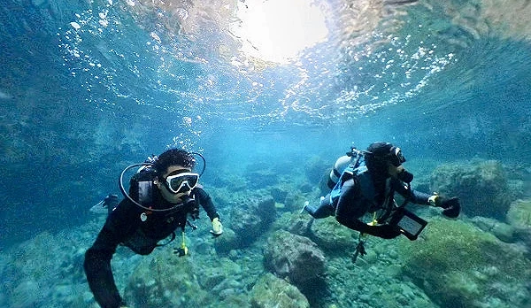 在青色洞窟里浮潜的人