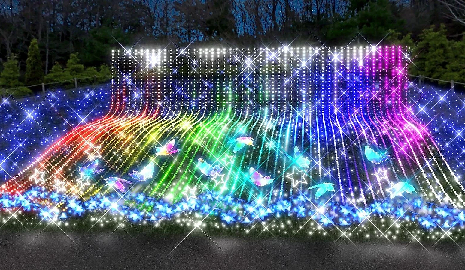 彩虹色灯光如流水般垂下,蝴蝶与星形灯光在夜色中闪耀,形成壮丽的虹之瀑布灯饰