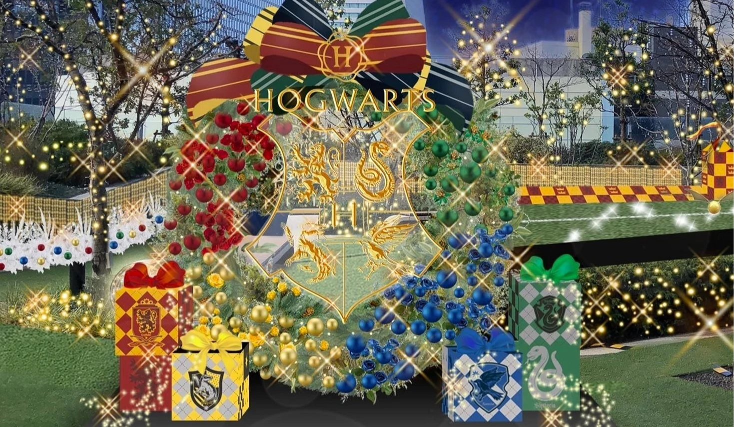 霍格华兹四学院色彩与徽章组成的圣诞花环装饰,搭配闪耀灯光与礼盒,呈现哈利波特魔法世界的节庆气氛