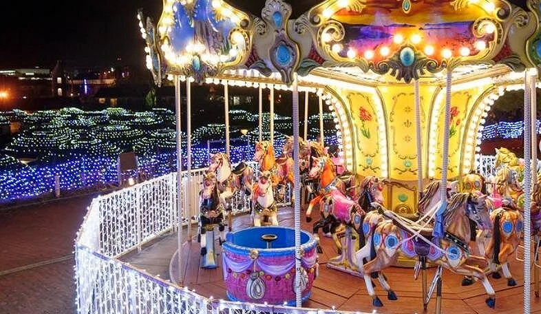 静冈时之栖园区内的夜间灯饰与旋转木马