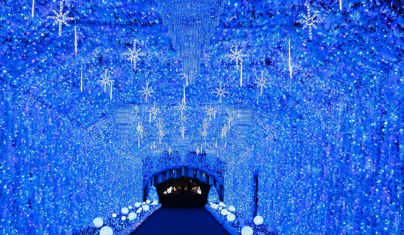 静冈时之栖园区蓝色灯光隧道,满天雪花造型灯饰闪耀,营造冰晶般的梦幻空间