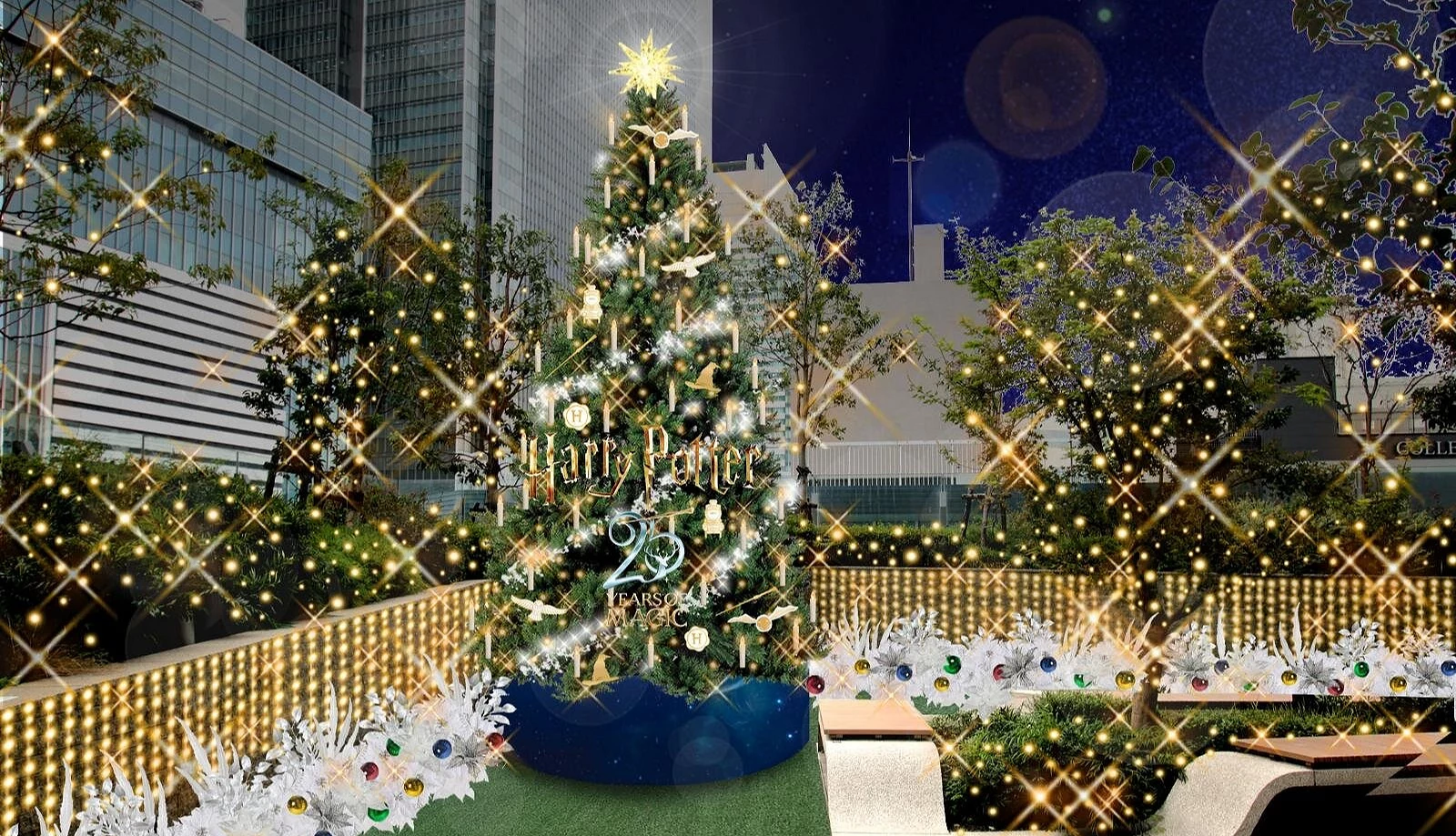 高大的哈利波特主题圣诞树,上有金色灯串、漂浮蜡烛与「25 Years of Magic」字样,背景为城市建筑与夜景