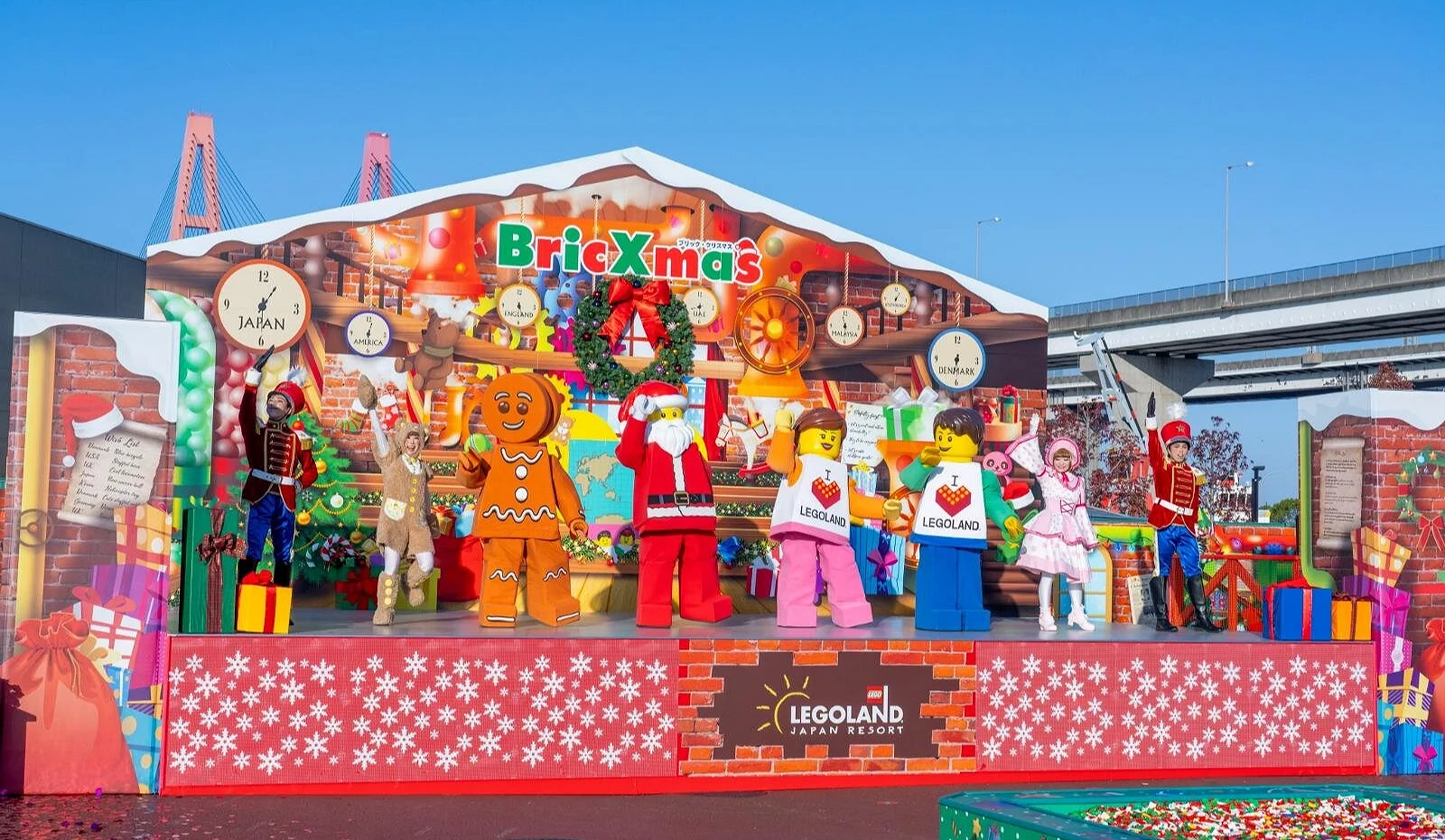名古屋乐高乐园圣诞节活动舞台「BricXmas」,角色们包括圣诞老人与乐高人物在缤纷舞台上表演