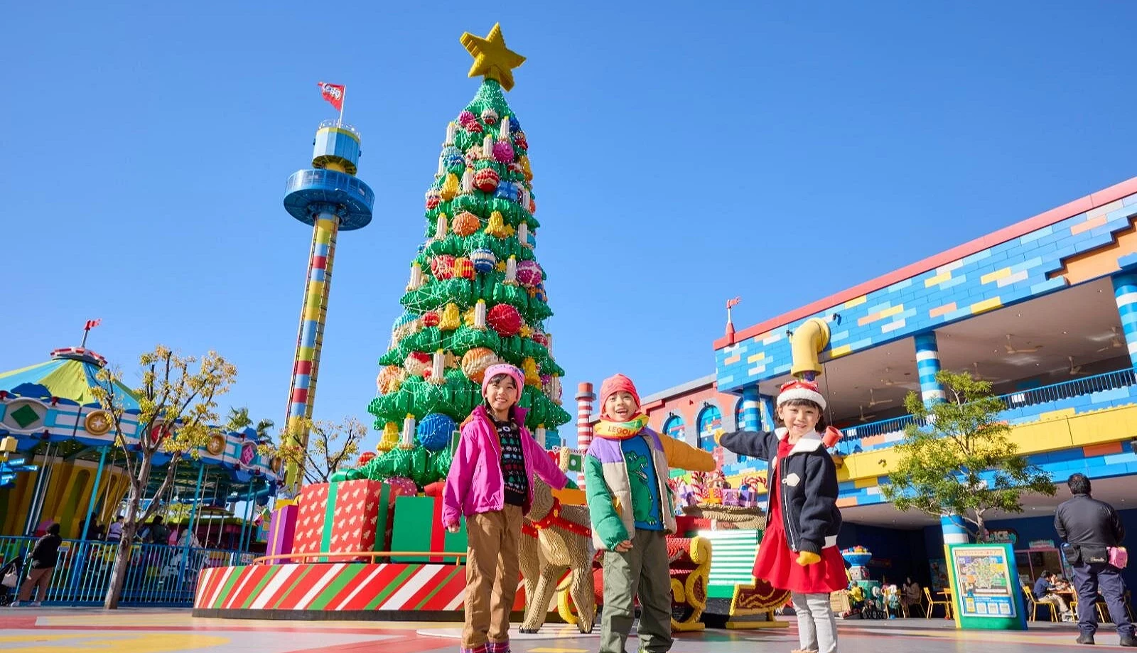 名古屋乐高乐园内以乐高积木制成的巨型圣诞树,孩子们在白天合影留念