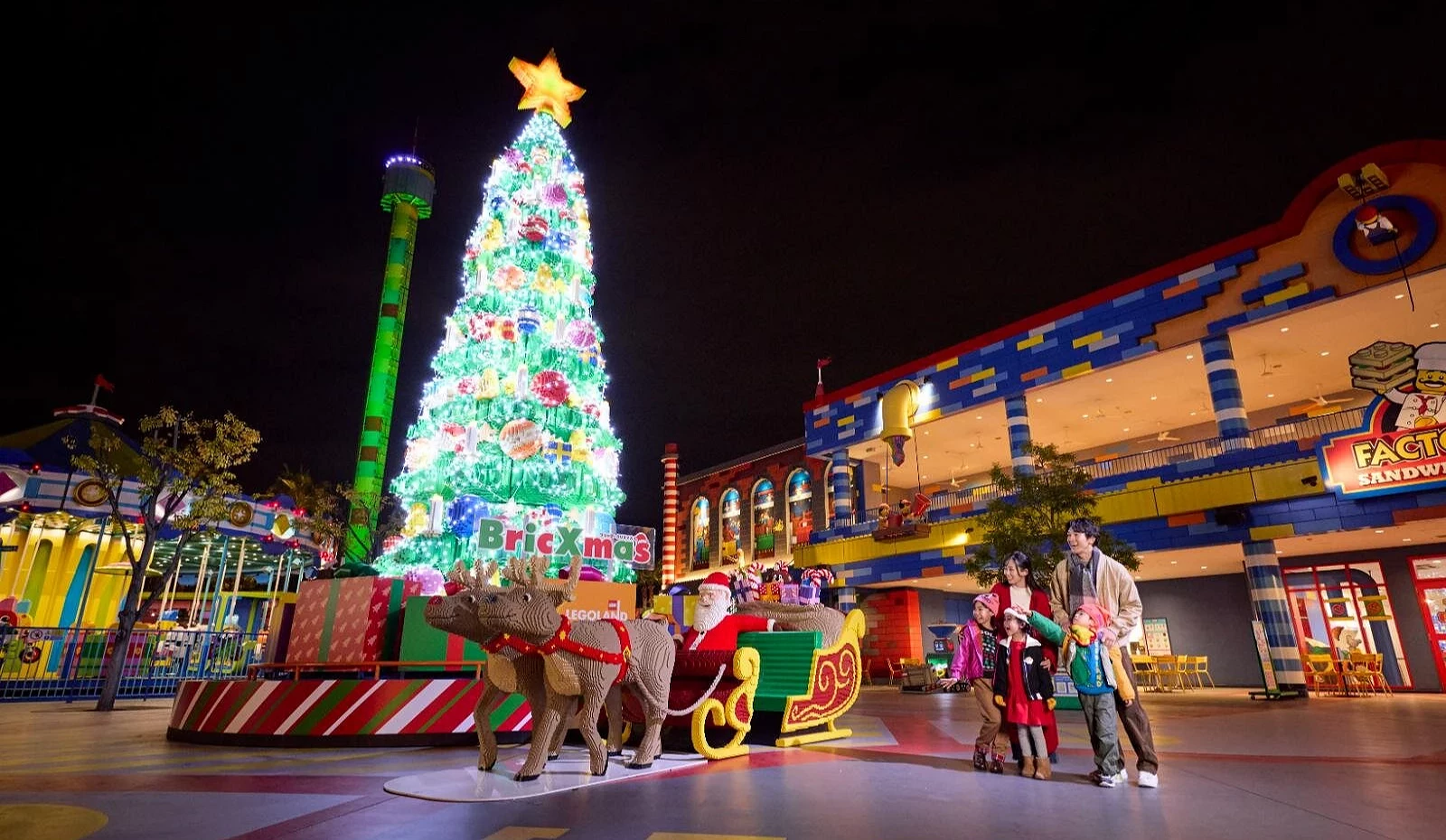 名古屋乐高乐园内,夜幕降临后的乐高圣诞树闪耀发光,圣诞老人与驯鹿雪橇现身