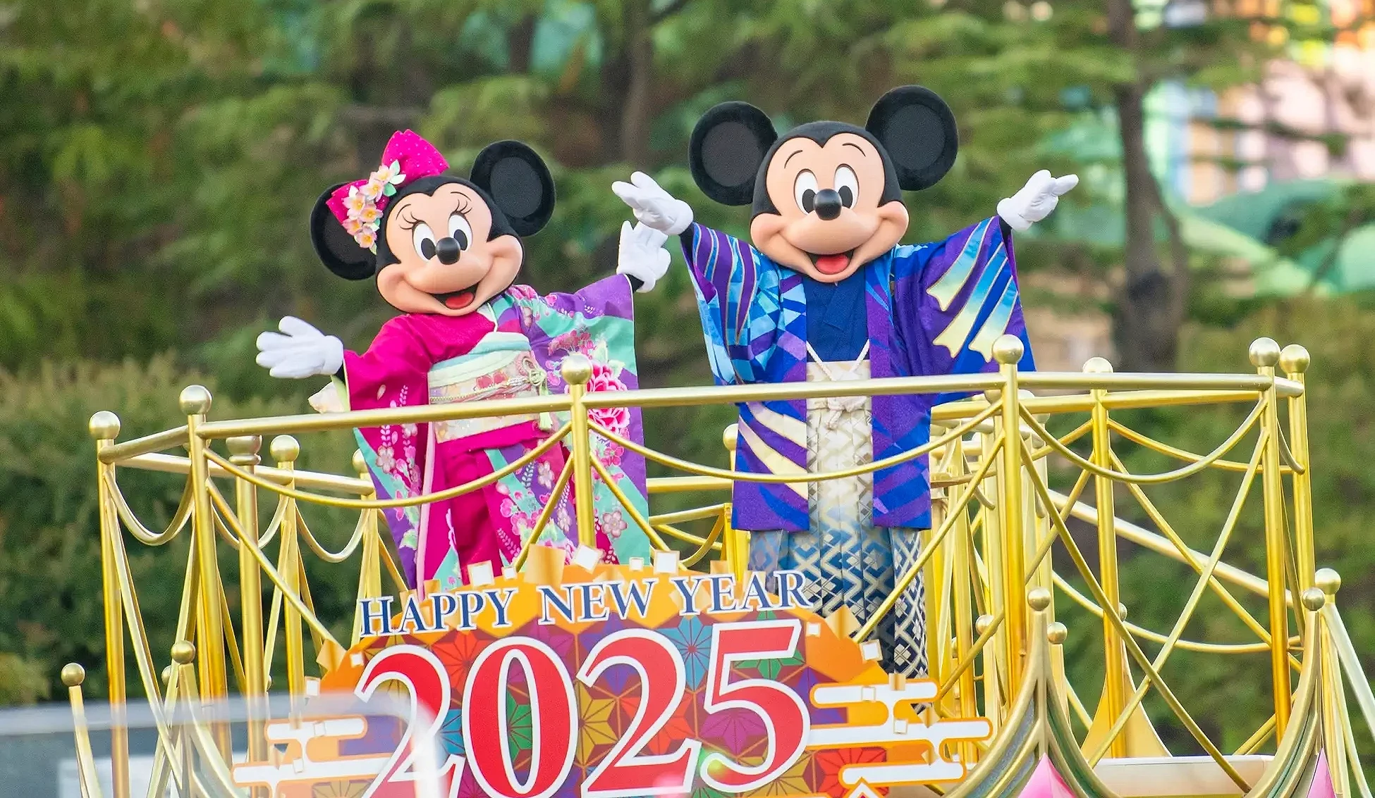 穿着和风服饰的两位迪士尼角色站在新年布置的花车上挥手致意,下方可见「HAPPY NEW YEAR 2025」字样