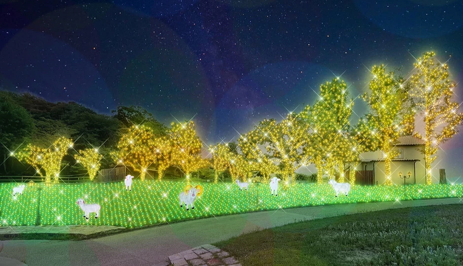 「Wonder Night Hill 2025」放牧区夜景,绿色灯海与金光树木映衬着水豚与绵羊的可爱灯饰